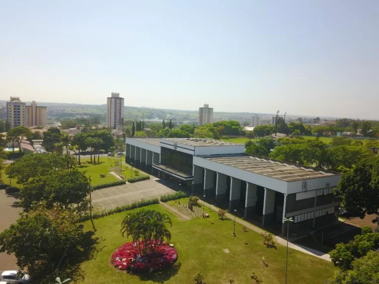 Vista superior lateral da prefeitura de nova odessa